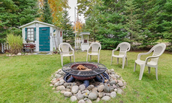 Higgins Lake Cottage | Roscommon Cottage - Walk to Higgins Lake!