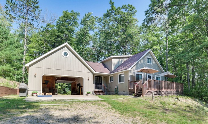 Higgins Lake Cottage | Roscommon Retreat w/Deck ~ 1 Mile to Higgins Lake