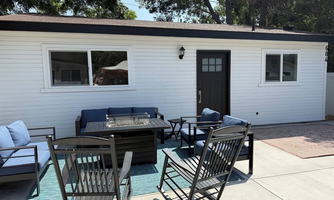 North Central House | Rose Bowl Bungalow. Cozy 2BR Retreat w/Patio, BBQ & Near Rose Bowl