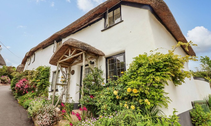 Dawlish Cottage | ROSE COTTAGE IN HOLCOMBE, pet friendly, with open fire in Teignmouth