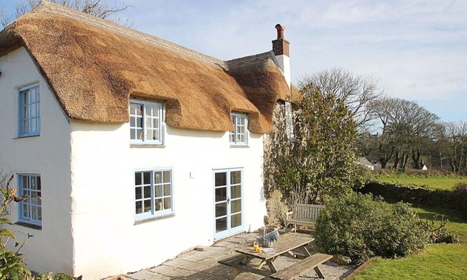 Manaccan Cottage | ROSE COTTAGE, pet friendly, with open fire in Manaccan