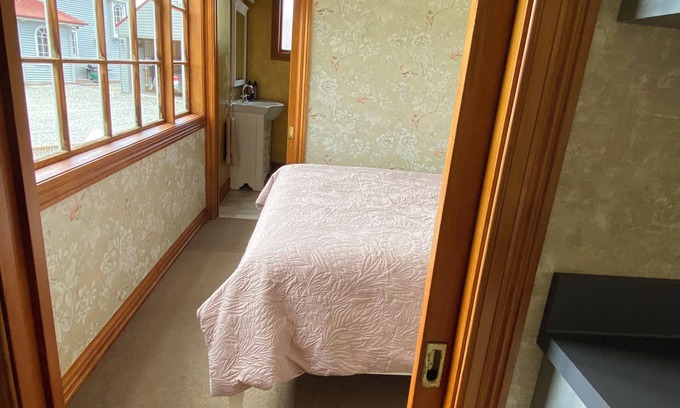 Lowburn Bed & Breakfast | Rose Creek Cottage – Secluded Vineyard Stay with Stunning Mountain Backdrop