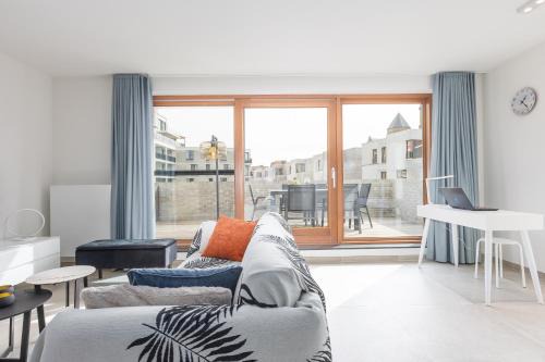 Vogelzang Apartment | Rose D'ivry-3 bedroom appartement w free parking garage - large terrace - quiet area & walking distance from the sea!