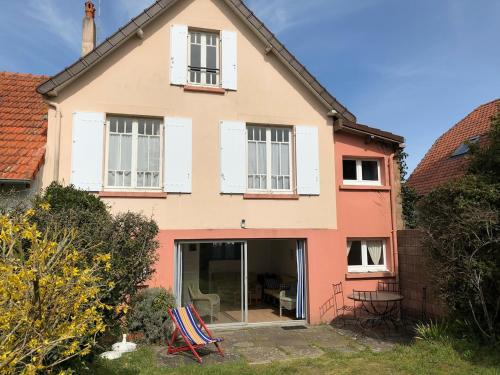 Agon-Coutainville House | Rose-May