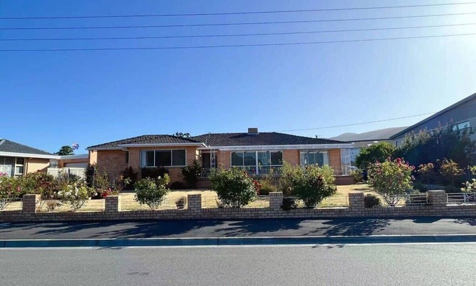 Montrose House | Rose Retreat 10 Min to the CBD