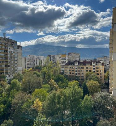 g.k. Strelbishte Apartment | Rose's apt - NEWLY REFURBISHED, South park, Free Parking, Mountain View, self check-in, close to metro, stores, family-friendly