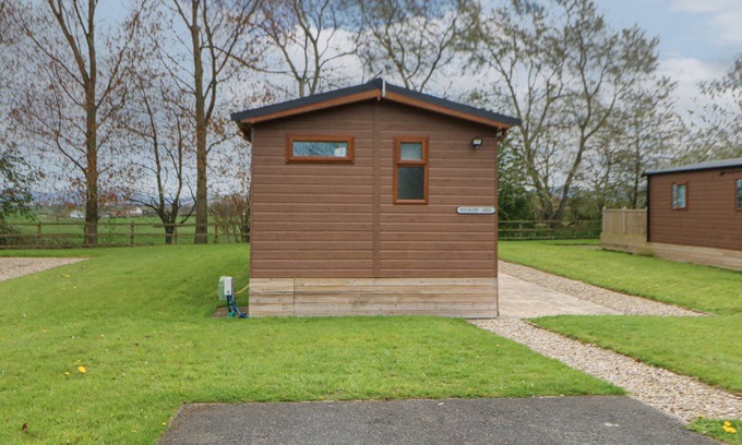 Hutton Rudby Cottage | ROSEBERRY POD, pet friendly, with hot tub in Hutton Rudby