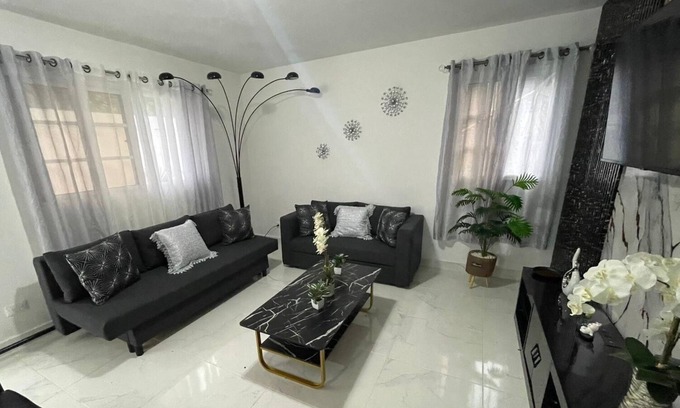 Santiago de los Caballeros Apartment | Roselem's Paradise Apartment. POOL/AC/WIFI