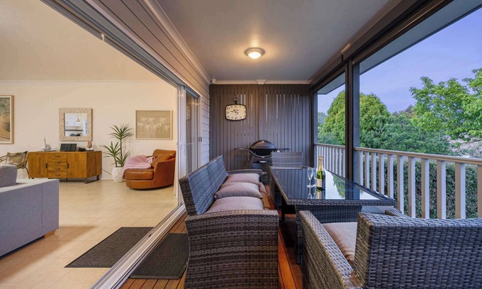 Rosebud House | Rosey's Cottage | 600m to Beach & Mountain Views