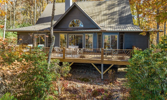 Highlands Hills House | Rosie's Ridge | Sunset View | Highlands, NC | (NEW) Booking Winter 2022!