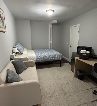 Roslyn Apartment | Roslyn Room 2 Private Entrance and Bathroom