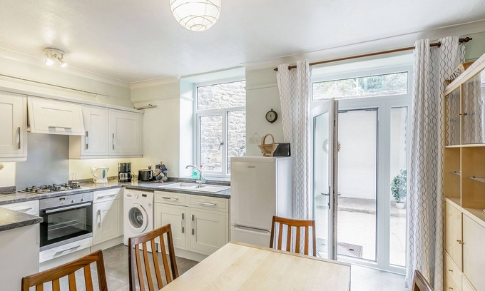 Tideswell Cottage | ROSSKEEN, family friendly, with a garden in Tideswell