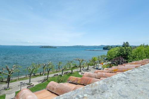 Marta Apartment | Rosso Rubino - Mansarda Vista Lago a Marta