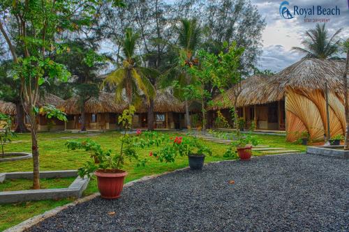 Pottuvil Division 2 Hotel | Royal Beach