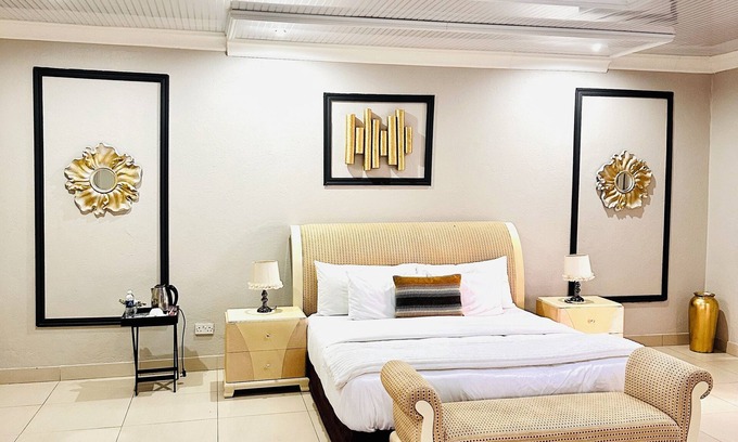 Bulawayo Apartment | Royal suite - en-suite bathroom (Bed Only)