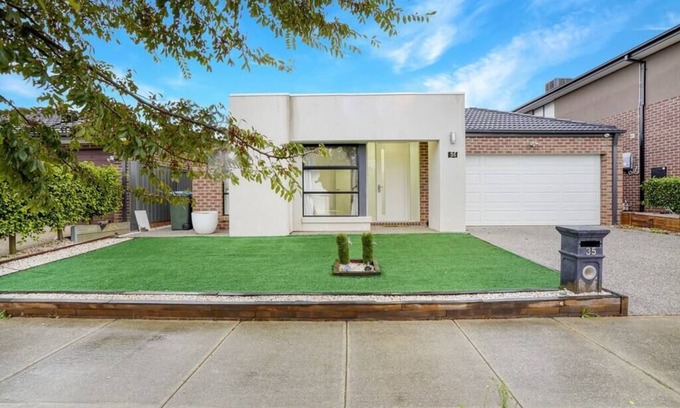 Tarneit House | Royal Vintage Central Tarneit Family Entertainer*