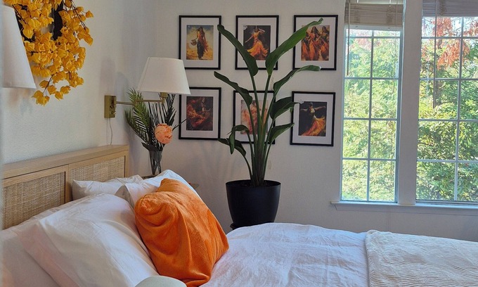 Raisin House | Rudraksha:Five bed, NE Fresno;shopping,dining,tourist attractions,sleeps 9.