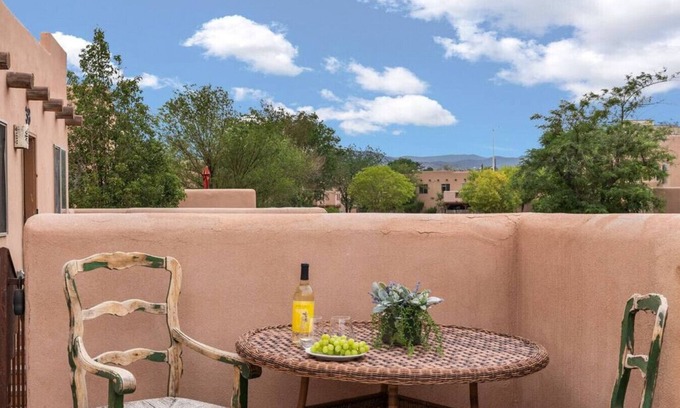 Southside Apartment | Rufina · Steps to Meow Wolf & Breweries