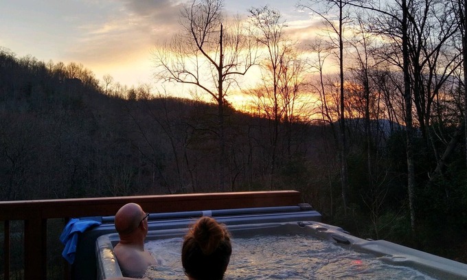 Topton Cabin | Running Squirrel Ridge cabin w/Hot tub+WiFi+firepit+deck & trails w/lake view!