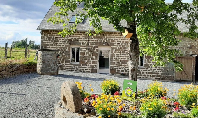 Saint-Fraimbault Cottage | Rural charm with Wifi and pets allowed