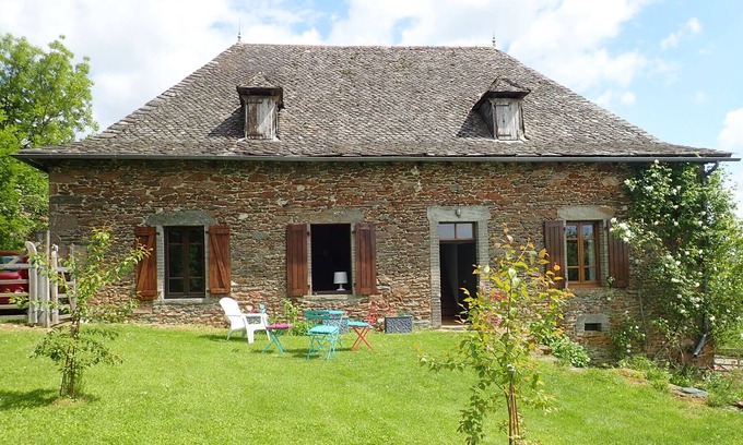 Mourjou House | Rural french farmhouse with a pool in beautiful countryside