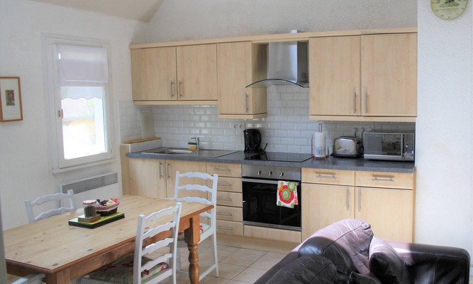 Asnieres sur Vegre Cottage | Rural gîte with Pool, WIFI, 2 Bedrooms 2 BA
