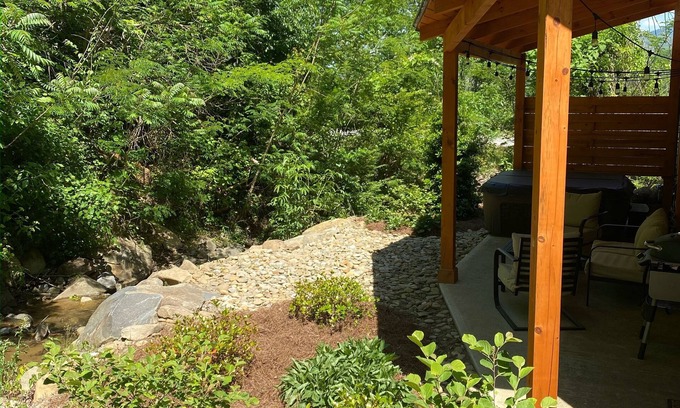Gatlinburg House | Rushing Creek Sounds + Early Check-In+ HotTub + Dtown Edge + GSMNP+ King Bds