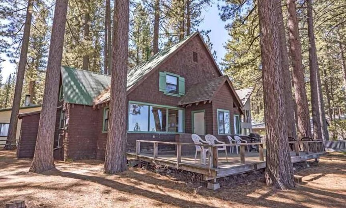 Al Tahoe House | Rustic 6 Bedroom Cabin - Lakefront, Central in Town Location!
