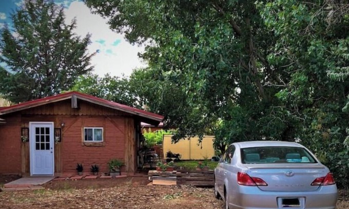 Cane Beds Cottage | Rustic Adobe Walls Cottage, near Zion - fast WIFI