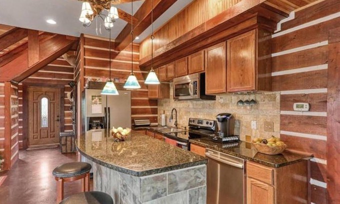 Oatmeal House | Rustic ARMADILLO CABIN-Lake Views-Near Hidden Falls Park-2 acres, 2 min to lake