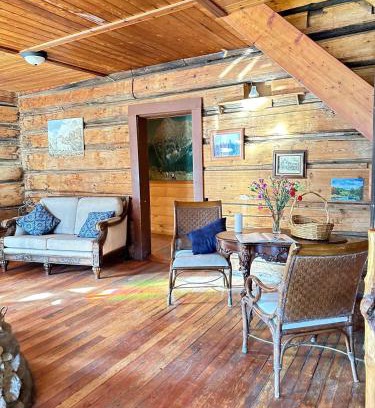 Golden Hotel | Rustic Beaverfoot Lodge Room N3