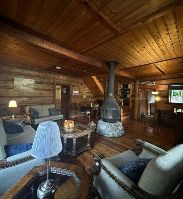 Golden Hotel | Rustic Beaverfoot Lodge Room N6