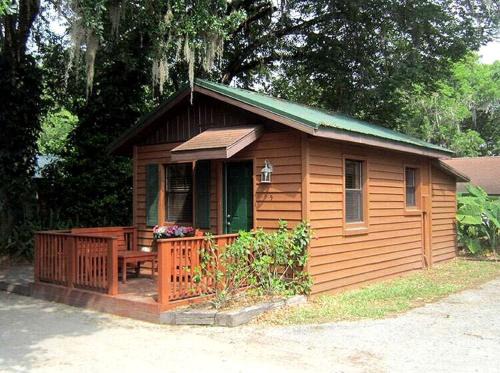 Inverness House | Rustic Cabin Perfect for a Romantic Getaway in Inverness, Florida