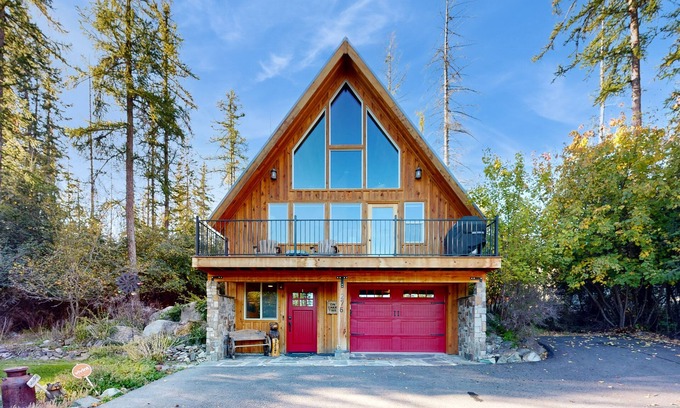 Lakeside Cabin | Rustic charm w/modern amenities, an expansive back patio, mountain views