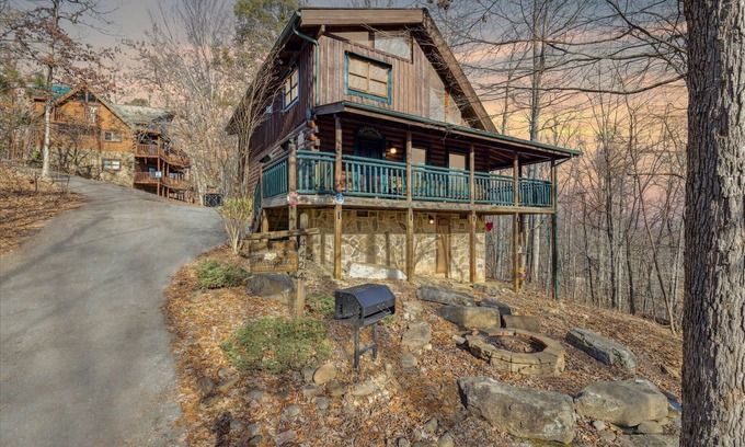 Gatlinburg - Pigeon Forge House | Rustic-Chic Cabin w Hot Tub & Fire Pit