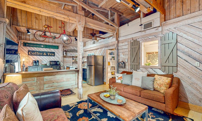 Eureka Springs Historic District Cottage | Rustic cottage with backyard & central AC - near downtown attractions