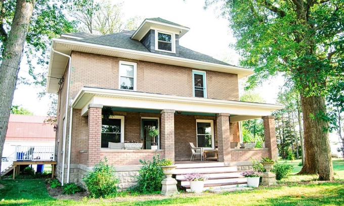Van Wert Other | Rustic Five Oaks Farmhouse