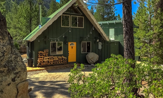 Christmas Valley House | Rustic Haven | Hot tub | Pet friendly | Granite boulders!