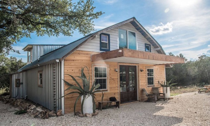 San Marcos House | ⭐️Rustic Hill Country Barn retreat on acreage⭐️