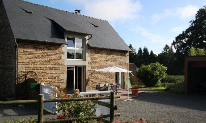 Le Grand-Celland Cottage | Rustic house for 6 in Le Grand-Celland, pets allowed