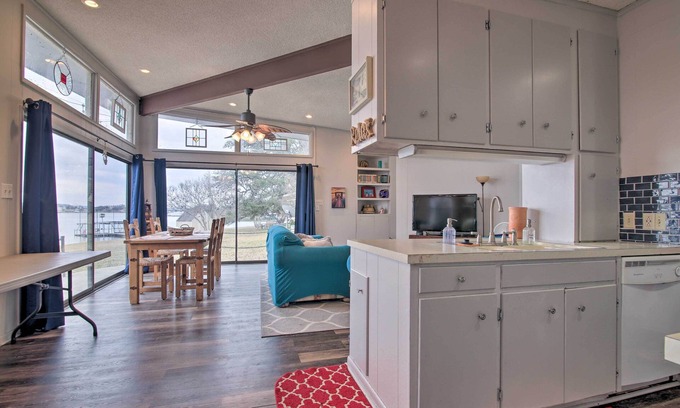 Tow Cottage | Rustic Lake Buchanan Hideaway w/Game Room & Grill