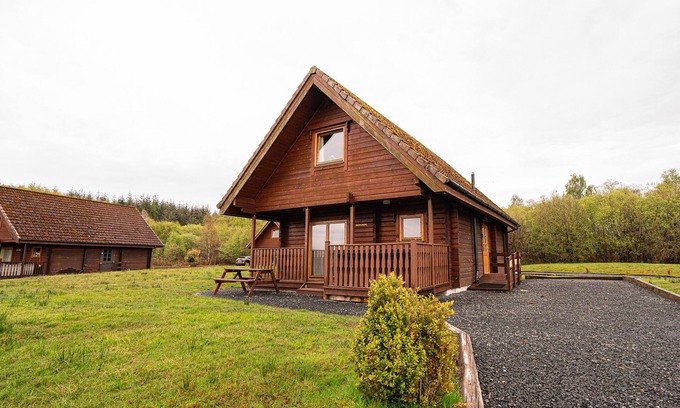 Balfron Apartment | Rustic Lodge retreat with Hot Tub, Sleeps 6