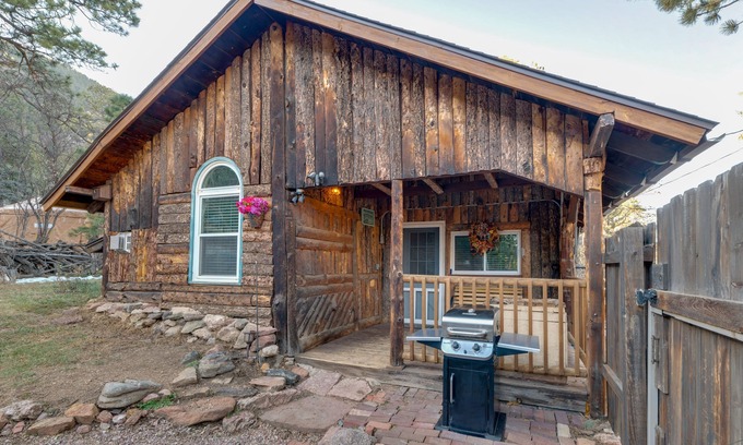 Green Mountain Falls Cabin | Rustic Log Cabin w/Studio ~ 5 Mi to Pikes Peak!