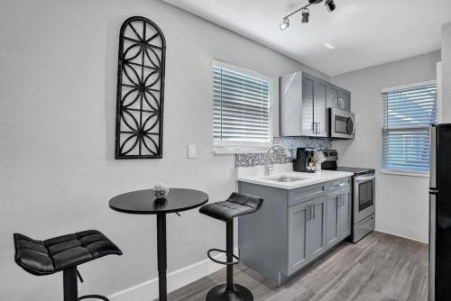 Poinciana Park Apartment | Rustic Retreats Cozy 1BR For 4 Guests Minutes From Las Olas
