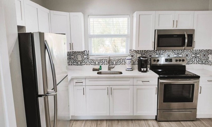 Poinciana Park Apartment | Rustic Retreats: 2BR for 6 guests minutes from Las Olas