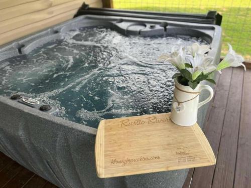 Sevierville House | Rustic River Lodge by HoneyBearCabins 7BR 6BA sleeps 21