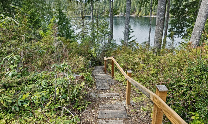 Mason County Cabin | Rustic studio cabin on Haven Lake