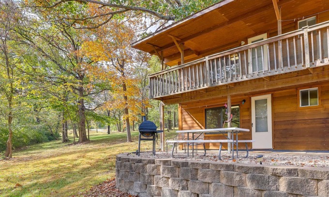 Eagle Rock Apartment | Rustic Studio w/ Patio on Table Rock Lake!