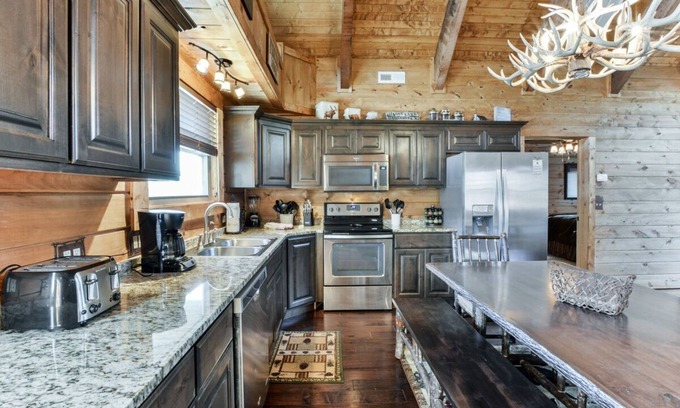 Branson Cedars Cabin | Rustic Timber Lodge | 6 Bed, 5 Bath