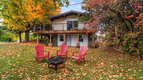 Greater Napanee House | Rustic Waterfront Cottage - Fishing, Sunrise and Firepit